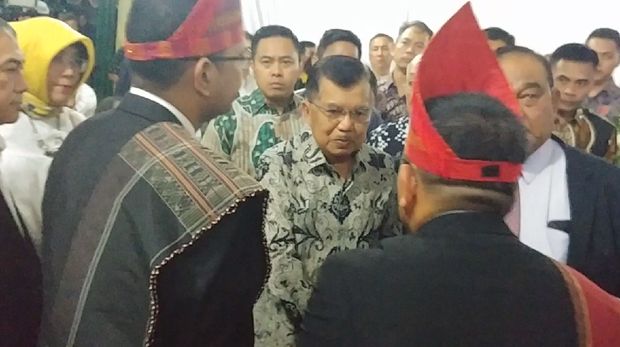 JK tiba di rumah duka Cosmas Batubara.