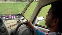 Tidak hanya bagian luar yang dirombak supaya jadi mirip helikopter, di bagian dalam mobil ini juga diubah agar punya layout persis kabin helikopter. Hal itu tampak dari penyematan banyak tombol di dasbor Tata Nano milik Prasad, Namun untuk setirnya, tetap menggunakan setir bawaan. Foto: Pool (RushLane)