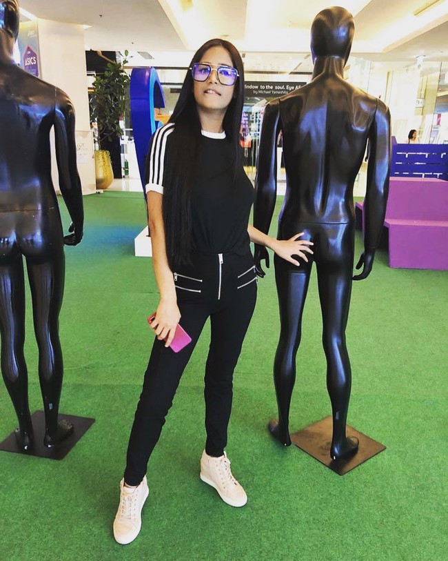 Lalu aku melihat begitu banyak gadis di industri ini yang hanya bekerja dengan (marga) Khan atau Kapoor. Mereka tidak menyadari orang-orang lain selain Khan dan Kapoor. Hal ini sangat sulit untuk punya identitas. Oleh karena itu, untuk mendapatkan identitas dan dikenal, aku pikir hanya kontroversi yang dapat membantu, tambah Poonam.  Foto: dok. Instagram