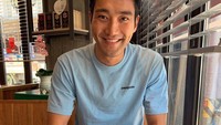 Senyum Siwon mengembang saat ia dihadapkan dengan dessert. Sepertinya dessert itu dilimpahi pasta kacang merah yang legit dan manis. Foto: Instagram my_siwonest