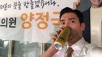 Meski tak menampilkan keseluruhan wajahnya, banyak netizen menilai Siwon tetap ganteng saat minum. Ia asyik menyeruput minuman kaleng. Foto: Instagram siwonchagiya