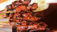 Meme ini cocok buat orang yang berkhianat dan hobi menusuk dari belakang. Emangnya Anda tukang sate? Foto: istimewa