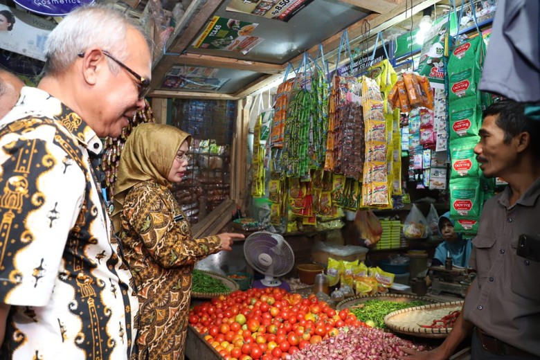 Bupati Serang Ajak Warga Tanam Cabai di Pekarangan Bupati Serang Ajak Warga Tanam Cabai di Pekarangan