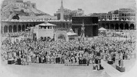 Ribuan umat Muslim dari berbagai negara di dunia berkumpul di area sekitar Kakbah untuk melakukan Tawaf yang menjadi rangkaian dalam melaksanakan ibadah haji. Hulton Archive/Getty Images.