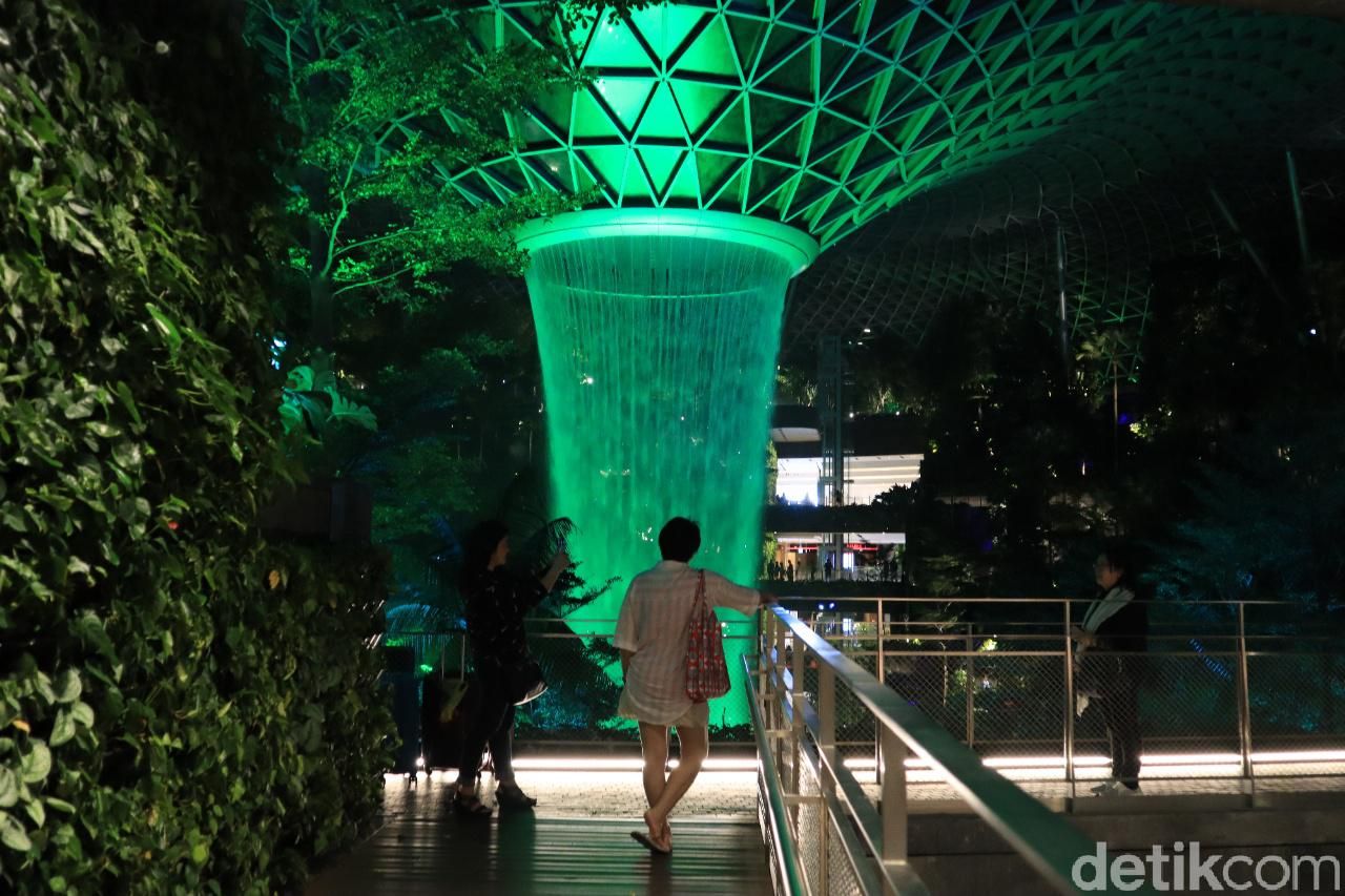 Air Mancur Jewel Changi Singapura