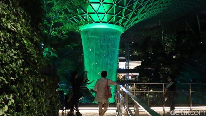 Air Mancur Jewel Changi Singapura