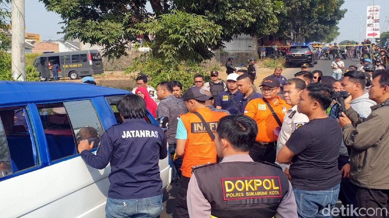 Polisi Rekonstruksi Kasus Sopir Angkot Bunuh-Perkosa Gadis di Sukabumi Polisi Rekonstruksi Kasus Sopir Angkot Bunuh-Perkosa Gadis di Sukabumi