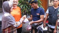 Meskipun Bali banyak yang tidak merayakan Idul Adha, tetapi masyarakat di sana tetap maramaikan dengan cara membagi makanan ke tetangga. Foto: Istimewa