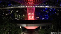 Berkunjung ke Jewel Changi tak cukup hanya saat terang, tapi juga di malam hari. Soalnya, Jewel Changi punya suasana berbeda di malam hari (Randy/detikcom)