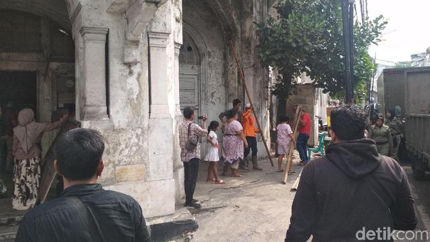 Satpol PP Kosongkan Bangunan Tua di Medan yang 'Dijajah' Tunawisma