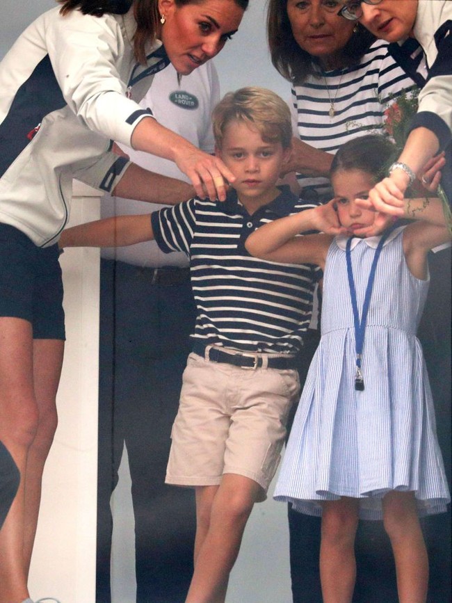 Seperti dikabarkan Daily Mail, Pangeran George bergaya nautical khas pelaut dengan polo shirt garis-garis hitam putih dari H&M seharga 10 pound sterling atau Rp 172 ribu. Atasan tersebut dipadu dengan celana pendek coklat bersabuk hitam. (Foto: Clive Mason/Getty Images)