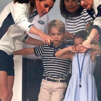 Seperti dikabarkan Daily Mail, Pangeran George bergaya nautical khas pelaut dengan polo shirt garis-garis hitam putih dari H&M seharga 10 pound sterling atau Rp 172 ribu. Atasan tersebut dipadu dengan celana pendek coklat bersabuk hitam. (Foto: Clive Mason/Getty Images)