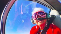 Gayanya menikmati ketinggian tak kalah hits dari milenial deh! (baddiewinkle/Instagram)