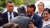 Jokowi tiba di gedung Jabatan Perdana Menteri, Putrajaya, Malaysia, Jumat (9/8/2019) pukul 10.20 waktu setempat. Setibanya di lokasi, Jokowi disambut Mahathir dan saling cipika-cipiki.  