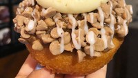 Sensasi makan donat tebal dengan tekstur lembut ini tersedia dalam berbagai pilihan rasa. Tampilannya juga dibuat cantik dan instagenik. Foto: instagram @broadst_doughco