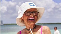 Saat berkunjung ke Meksiko, nenek gaul ini berfoto di kawasan NIZUC Resort & Spa, hotel bintang 5. (baddiewinkle/Instagram)