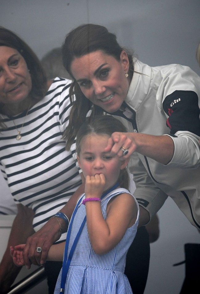 Setelah lomba selesai, Pengeran George dan Putri Charlotte bertemu ibunya sebelum diajak untuk melihat warga yang ramai menunggu acara penyerahan hadiah kepada pemenang.  (Foto: Clive Mason/Getty Images)