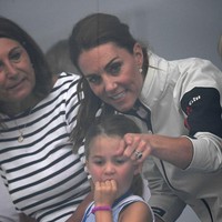 Setelah lomba selesai, Pengeran George dan Putri Charlotte bertemu ibunya sebelum diajak untuk melihat warga yang ramai menunggu acara penyerahan hadiah kepada pemenang.  (Foto: Clive Mason/Getty Images)