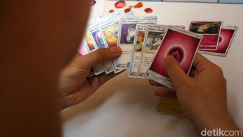 Di tengah gempuran gim digital, Pokemon Trading Card percaya diri hadir menawarkan angin segar. Pasalnya, gim besutan Negeri Sakura ini menawarkan interaksi langsung antarpemain yang tak dimiliki gim digital.