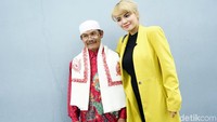 Dinar Candy dan sang ayah saat ditemui di studio Trans TV, Kapten Tendean, Jakarta Selatan pada Jumat (9/8). Pool/Palevi S/detikFoto.