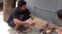 Di daerah Jakarta Sendiri diramaikan dengan cara bakar sate kambing bersama keluarga dan tetangga di depan rumah. Foto: Istimewa