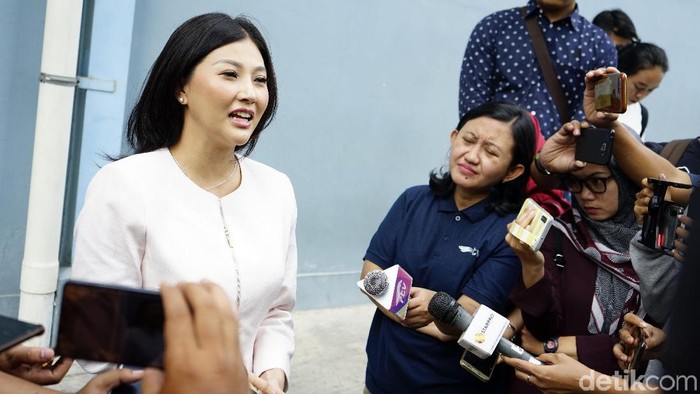 Sarwendah memberikan ASI perah untuk anak remajanya yang tidak sempat menyusu saat bayi. (Foto: Palevi S/detikFoto) Sarwendah memberikan ASI perah untuk anak remajanya yang tidak sempat menyusu saat bayi. (Foto: Palevi S/detikFoto)