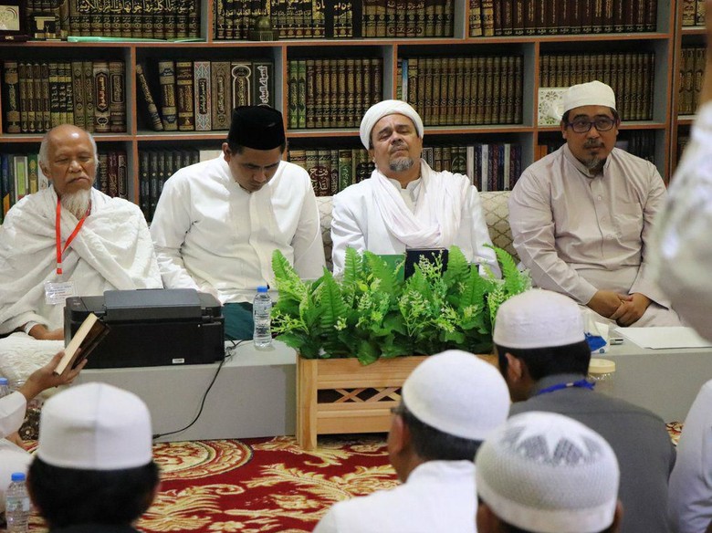 Habib Rizieq Kenang Mbah Moen: Walau Beda Pendapat, Beliau Tak Pernah Nyinyir Habib Rizieq Kenang Mbah Moen: Walau Beda Pendapat, Beliau Tak Pernah Nyinyir