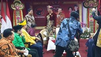 Prabowo ikut hadir di tengah-tengah koalisi Jokowi di Kongres V PDIP, Kamis (08/08) kemarin. Ketua DPP PDIP nonaktif, Puan Maharani, menyebut Prabowo transit sebelum menuju panggung kongres. Ngobrollah, dan ya namanya lagi mau menunggu momen masuk ke tempat acara. Ngobrol macem-macem, ujar Puan. Foto: dok. Diaz Hendropriyono/FB