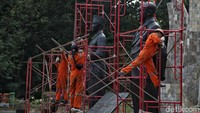 Kompleks Tugu Proklamasi merupakan salah satu monumen bersejarah yang ada di ibu kota. Kawasan yang terdiri dari Tugu Petir, Tugu Peringatan Satu Tahun Proklamasi, dan patung proklamator Soekarno-Hatta tersebut dibangun untuk memperingati kemerdekaan Indonesia.