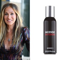 Sarah Jessica Parker sudah mengeluarkan banyak produk parfum mereknya sendiri, baik itu untuk wanita maupun pria. Namun parfum yang hingga kini menjadi favoritnya adalah Incense Avignon yang dikeluarkan oleh merek asal Jepang, Comme des Garcons. Foto: Getty Images