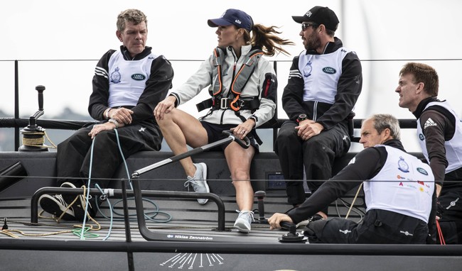 Kate Middleton dan Pangeran William ikut berpartisipasi di lomba balap perahu layar Kings Cup di Cowes, Isle of Wight, Inggris, Kamis (8/8/2019). Kompetisi tahunan tersebut digelar dalam rangka amal. (Foto: Getty Images)