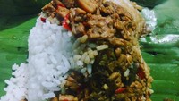 Bungkus daun pisang atau daun jati membuat aroma nasi jadi harum. Meski lauknya hanya orek tempe saja. Foto : Instagram @lis.skincare