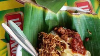 Sega ponggol dengan lauk mie goreng, oseng balu siam dan sejumput sambal. Tetap enak. Foto : Instagram @tegal.info
