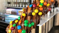 Bukan hanya donat bulat saja yang jadi menu andalan. Ada juga donat stik yang tampil dengan bentuk seperti corn dog.  Foto: instagram @broadst_doughco