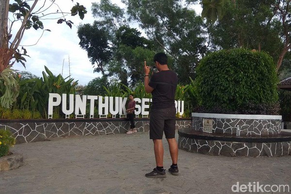 Awalnya spot ini diincar oleh para fotografer yang hunting sunrise. Kemudian, masyarakat sini menghendaki wisatawan datang ke sini. (Eko Susanto/detikcom) Awalnya spot ini diincar oleh para fotografer yang hunting sunrise. Kemudian, masyarakat sini menghendaki wisatawan datang ke sini. (Eko Susanto/detikcom)