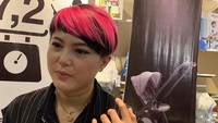 Saat ini, Poppy Sovia lebih sering tampil dengan rambut pendek. Foto: Hanif Hawari
