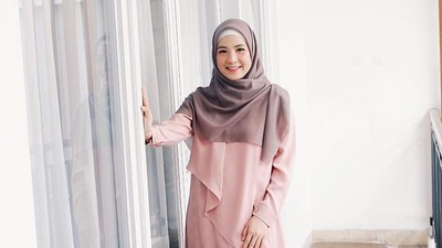 Inspirasi Gamis Kekinian ala 7 Artis Berhijab untuk Idul Adha