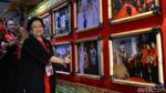 Momen Mega Semringah Lihat Foto Dirinya dan Prabowo Dipamerkan