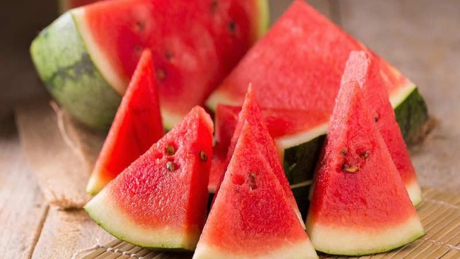 5 Buah Segar Ini Bisa Mengobati Badan Pegal-pegal Selama WFH