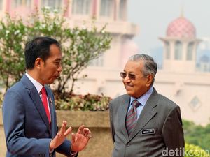 Kunjungan Balasan, Jokowi Temui PM Mahathir di Malaysia