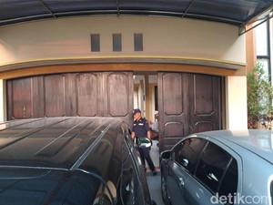 KPK Geledah Kediaman Mantan Ajudan Pakdhe Karwo