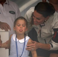 Kedua anak William dan Kate, yakni Pangeran George dan Putri Charlotte juga datang untuk memberi semangat. Putri Charlotte sendiri sempat mencuri perhatian lantaran menjulurkan lidahnya ke publik. Dari video yang viral di media sosial, aksi anak empat tahun itu membuat warga yang berada di lokasi tertawa. (Foto: Adrian DENNIS / AFP)