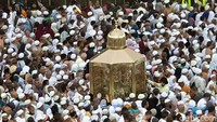 Mereka semua memanjatkan berdoa dan mengejar berkah langsung di depan kakbah.