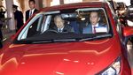 Tak Cuma Disetiri, Jokowi Juga Pernah Diajak Ngebut Mahathir Lho