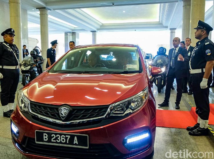 Saat Jokowi Disopiri Mahathir karena Tak Berani Nyetir Mobil Lagi
