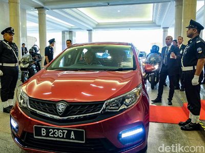 Saat Jokowi Disopiri Mahathir karena Tak Berani Nyetir Mobil Lagi