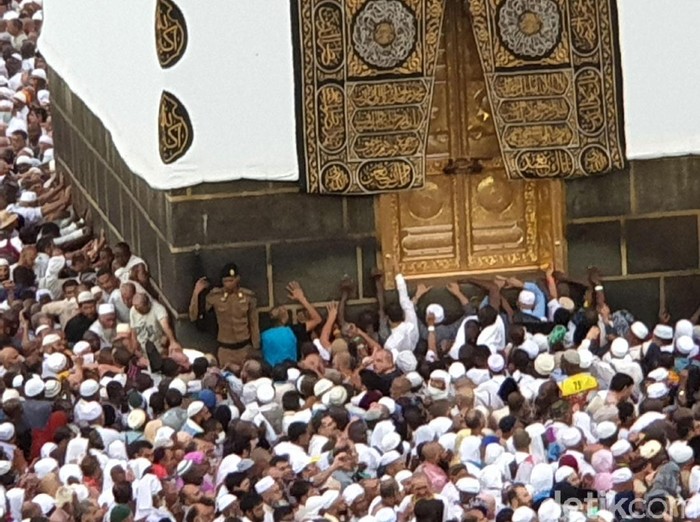 Lautan manusia berkumpul di depan Kakbah, yang menjadi kiblat umat muslim dunia. Mereka memanjatkan berdoa dan mengejar berkah langsung di depan kakbah.