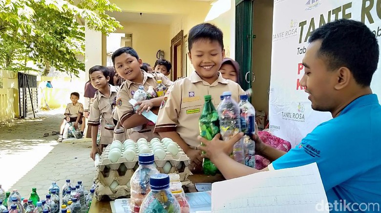 Ada di Jepara! Beli Telur Bebek, Bayarnya Pakai Sampah Plastik Ada di Jepara! Beli Telur Bebek, Bayarnya Pakai Sampah Plastik