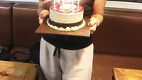 Merayakan ulang tahunnya, Nia mendapat kejutan sebuah cake. Dengan senyum simpul, Nia memejamkan mata dambil berdoa sebelum meniup lilin.  Foto: instagram @niaaprilsllh