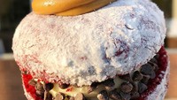 Yang satu ini juga varian red velvet namun dengan varian berbeda. Selai kacang juga dijadikan pelengkap.  Foto: instagram @broadst_doughco